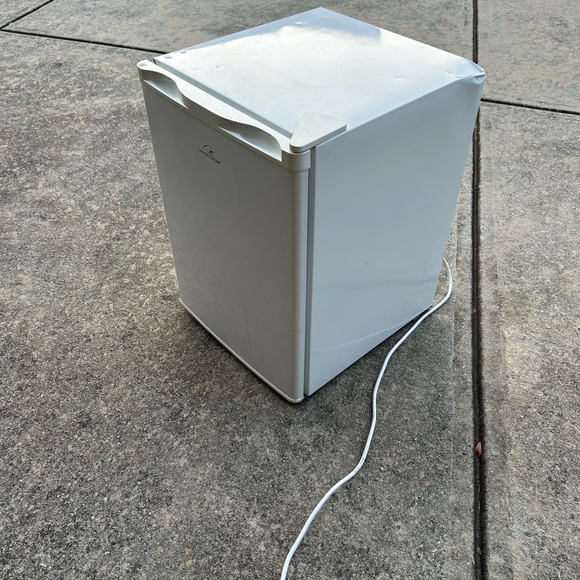 Commercial Cool Mini Fridge - Picture 5 of 6